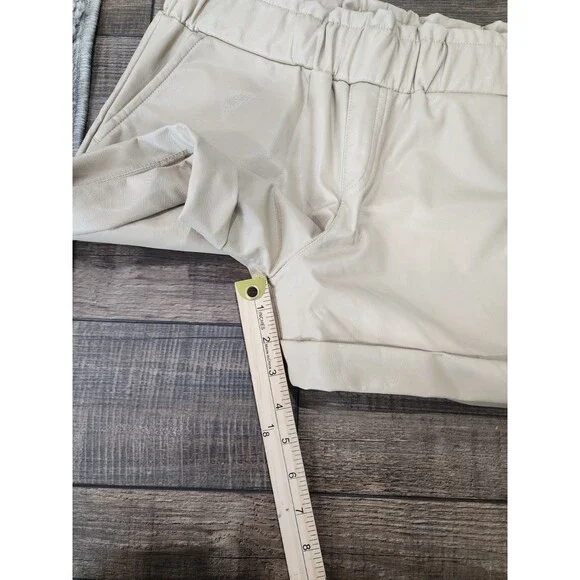 Sincerely Jules faux leather Tan pleated shorts size Small - Picture 6 of 6